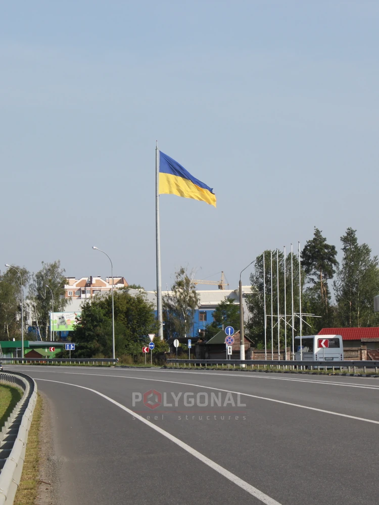 Флагшток біля дороги в Бучі