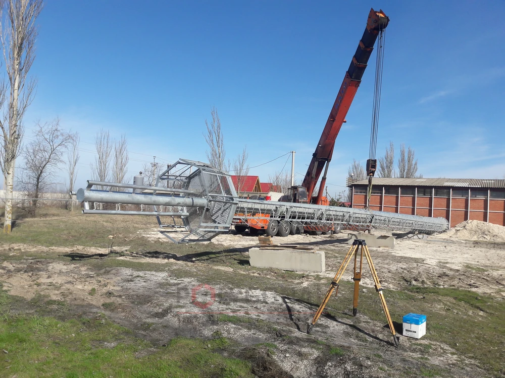 Підйом вишки зв'язку краном у Генічеську