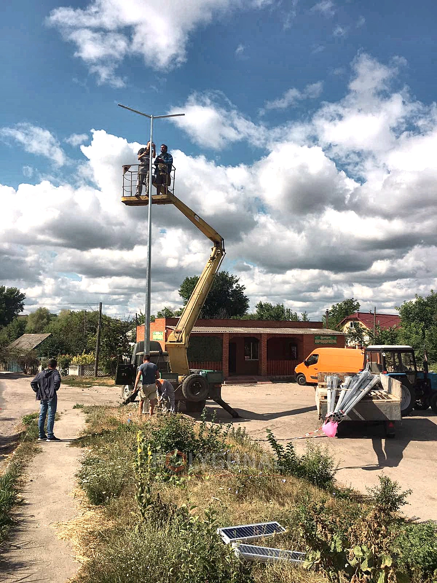 Монтаж опоры освещения автовышкой