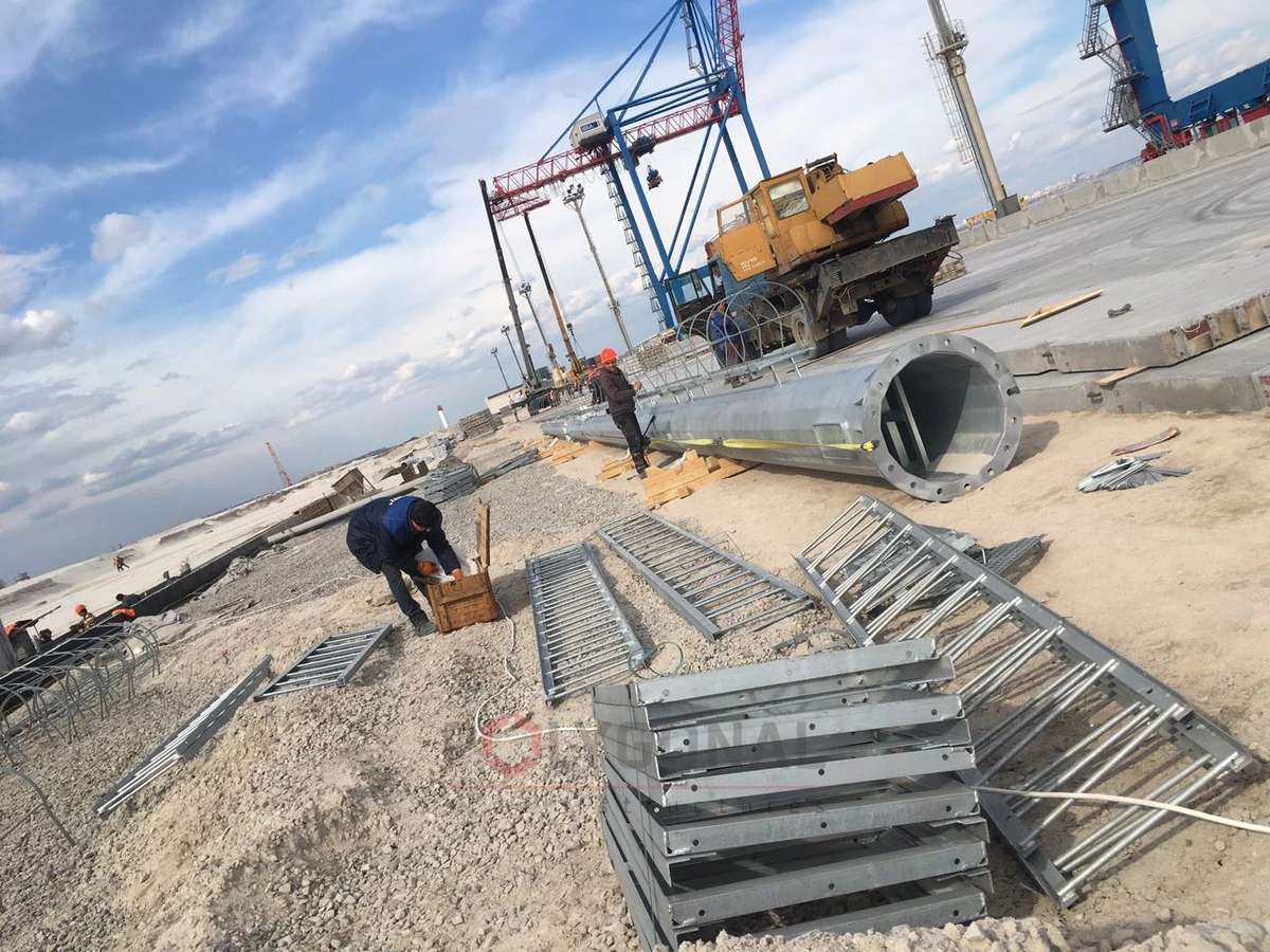 Mast sections and steel parts at the installation site