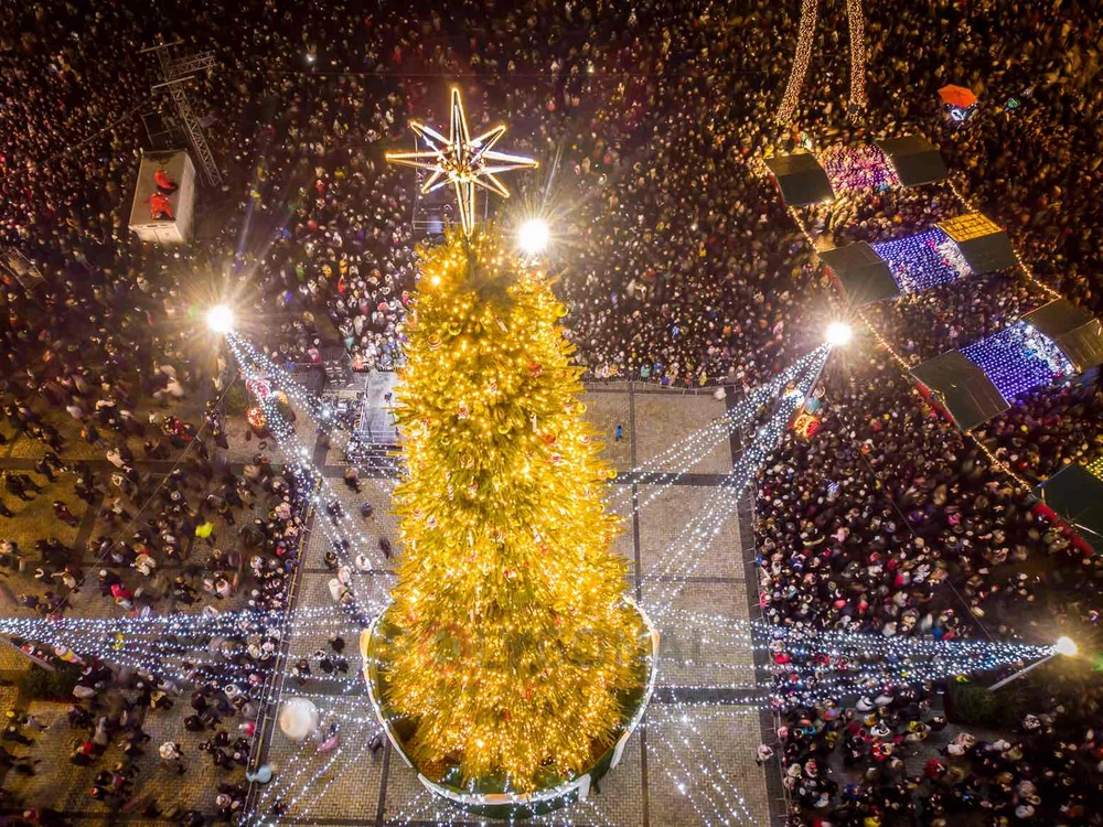 Новорічна ялинка й ілюмінація на Софійській площі з висоти
