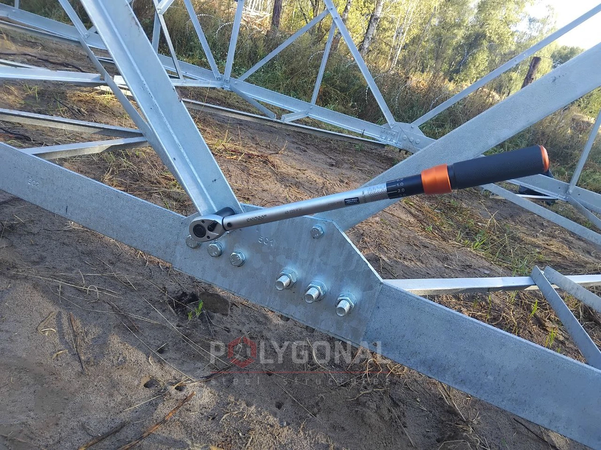 Assembly of the AO-50 antenna mast: tightening the bolted joints with a torque wrench, photo 2