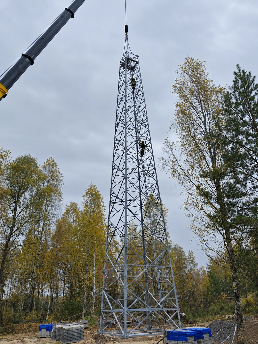 AO-40 lattice antenna mast at a completed site