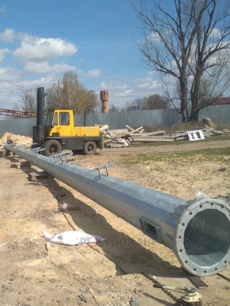 Transporting a floodlight mast section with a forklift
