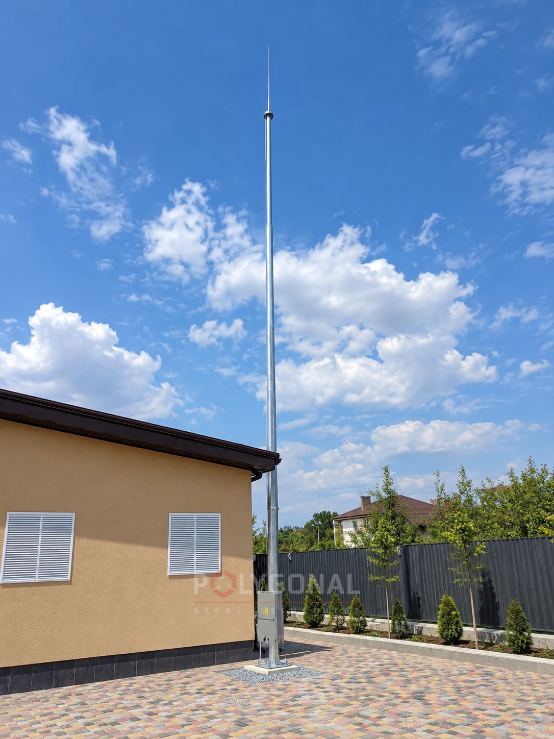A lightning rod mast beside a house