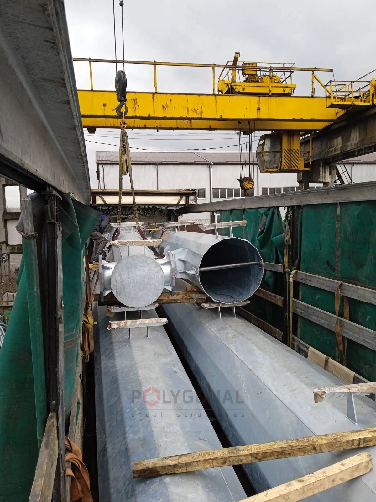 Loading 330 kV gantries at the warehouse, photo 4